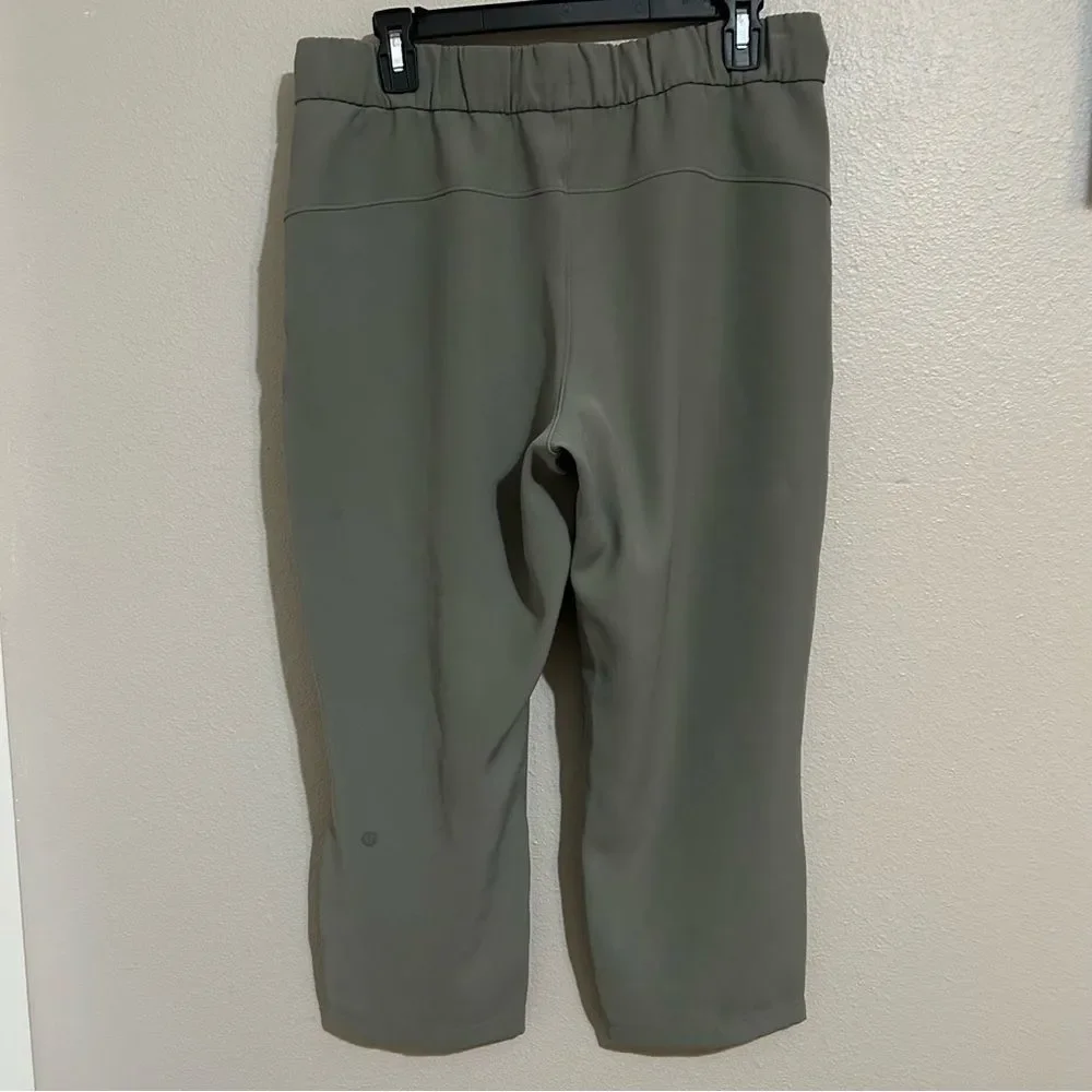 Lululemon On The Fly Grey Sage Cropped Athletic Pull On Pants Women’s Size 10